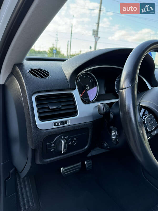 Позашляховик / Кросовер Volkswagen Touareg 2013 в Чернівцях