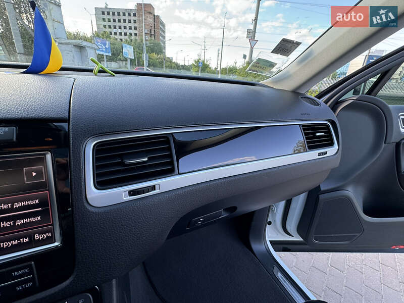 Позашляховик / Кросовер Volkswagen Touareg 2013 в Чернівцях