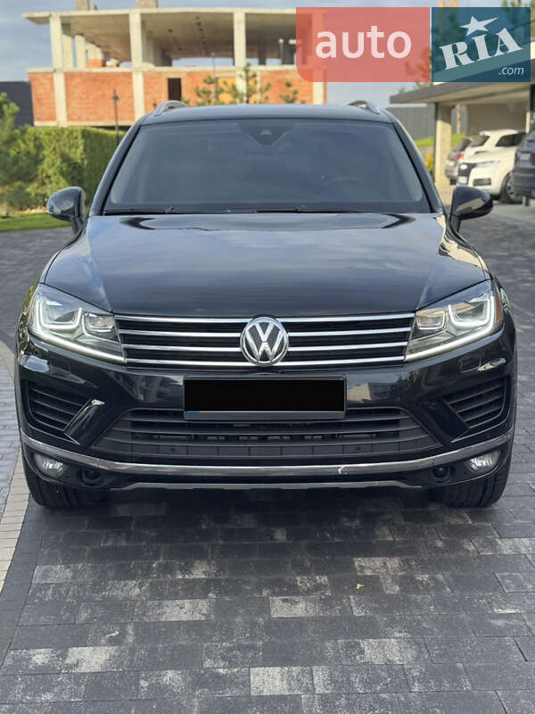 Внедорожник / Кроссовер Volkswagen Touareg 2015 в Ужгороде