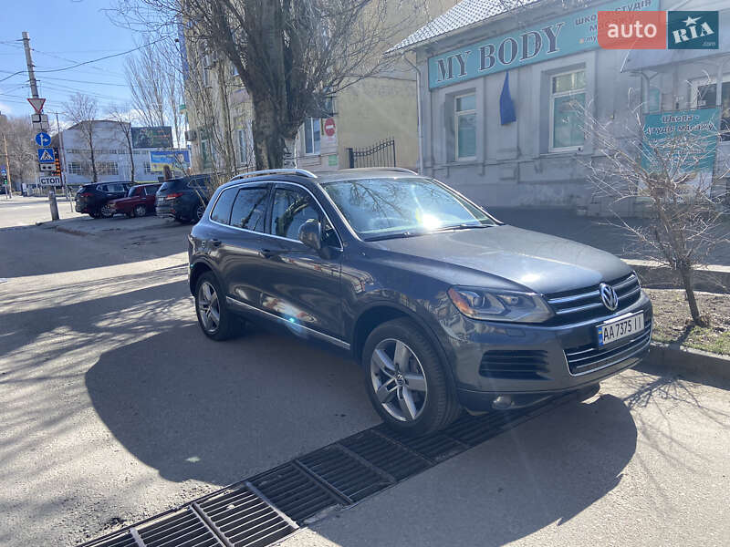 Позашляховик / Кросовер Volkswagen Touareg 2011 в Запоріжжі