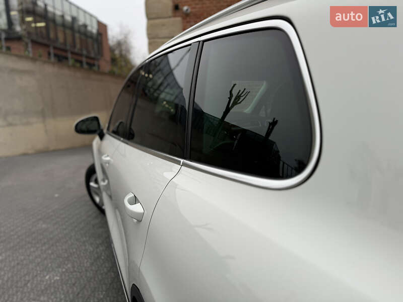 Внедорожник / Кроссовер Volkswagen Touareg 2012 в Львове