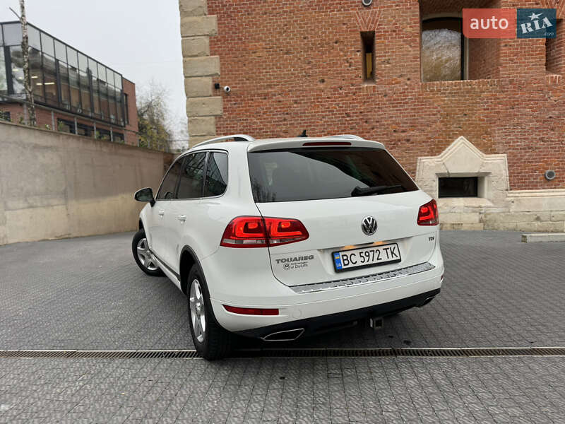 Внедорожник / Кроссовер Volkswagen Touareg 2012 в Львове