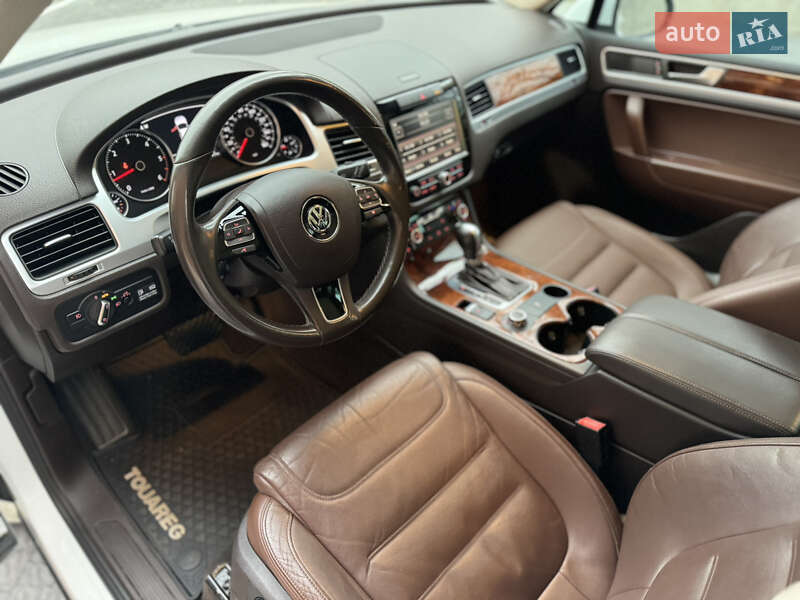 Внедорожник / Кроссовер Volkswagen Touareg 2012 в Львове