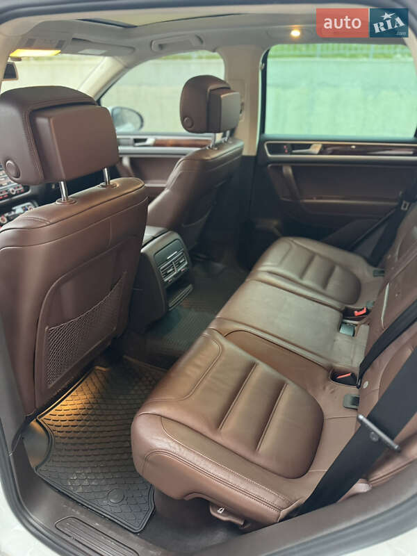 Внедорожник / Кроссовер Volkswagen Touareg 2012 в Львове