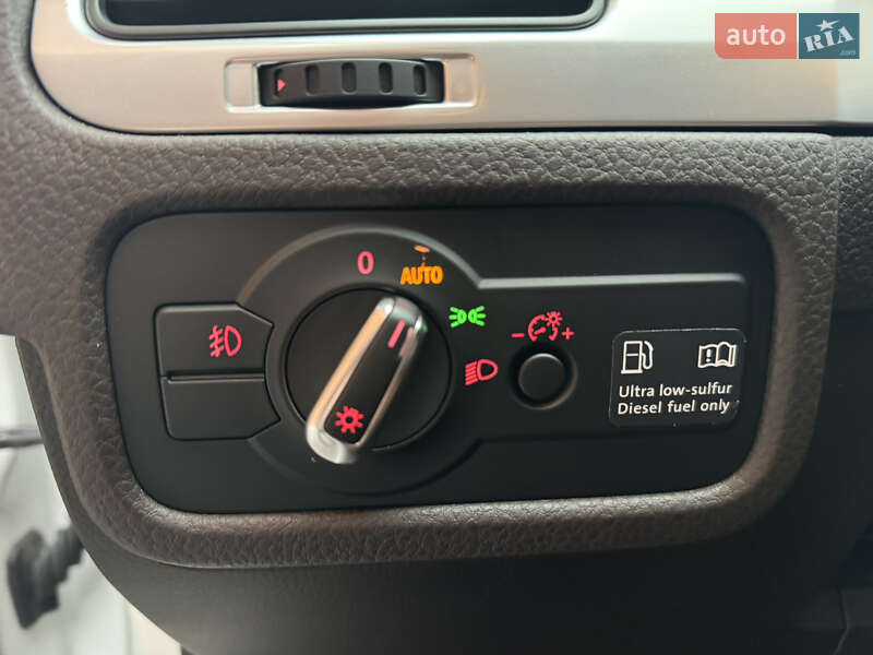 Внедорожник / Кроссовер Volkswagen Touareg 2012 в Львове