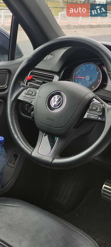 Внедорожник / Кроссовер Volkswagen Touareg 2010 в Луцке