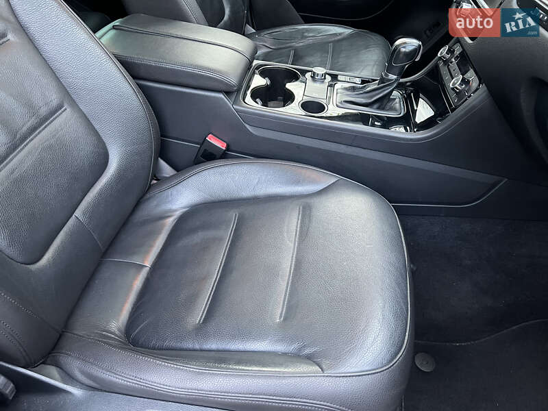 Внедорожник / Кроссовер Volkswagen Touareg 2012 в Черновцах