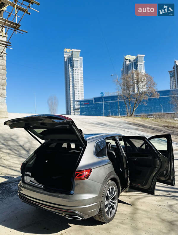 Внедорожник / Кроссовер Volkswagen Touareg 2019 в Киеве