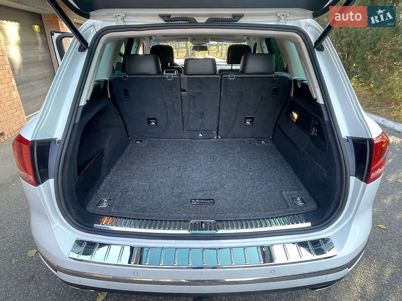 Внедорожник / Кроссовер Volkswagen Touareg 2015 в Черкассах