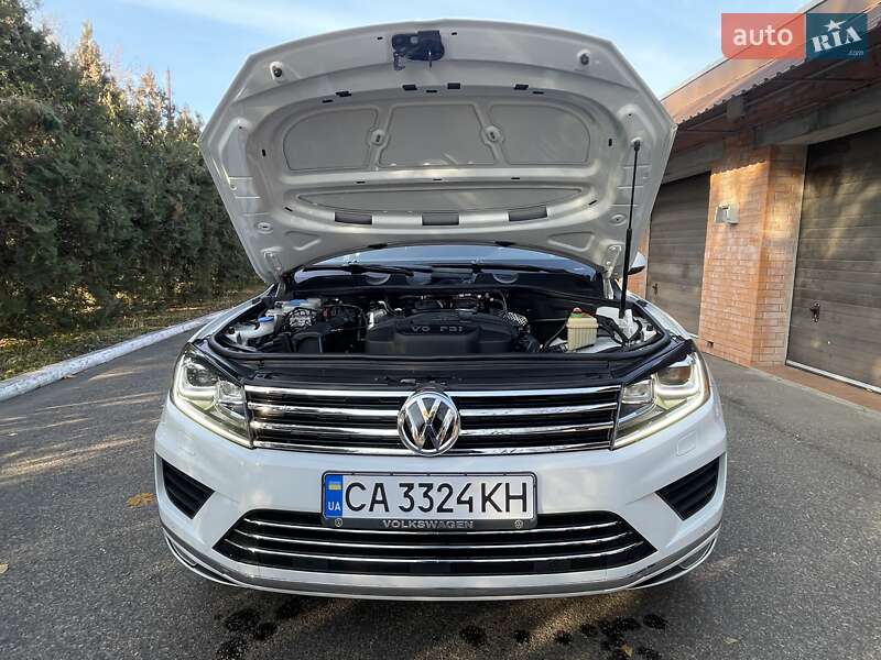 Внедорожник / Кроссовер Volkswagen Touareg 2015 в Черкассах