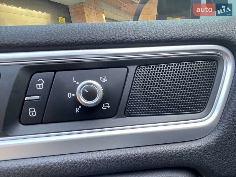 Внедорожник / Кроссовер Volkswagen Touareg 2015 в Черкассах