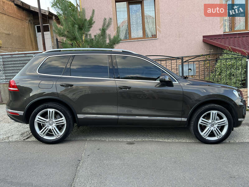 Внедорожник / Кроссовер Volkswagen Touareg 2016 в Ужгороде