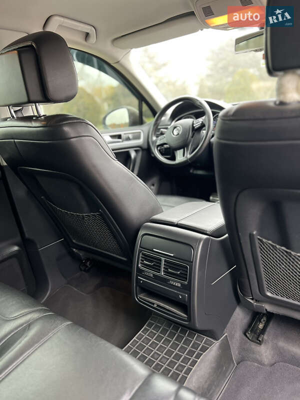 Внедорожник / Кроссовер Volkswagen Touareg 2012 в Измаиле