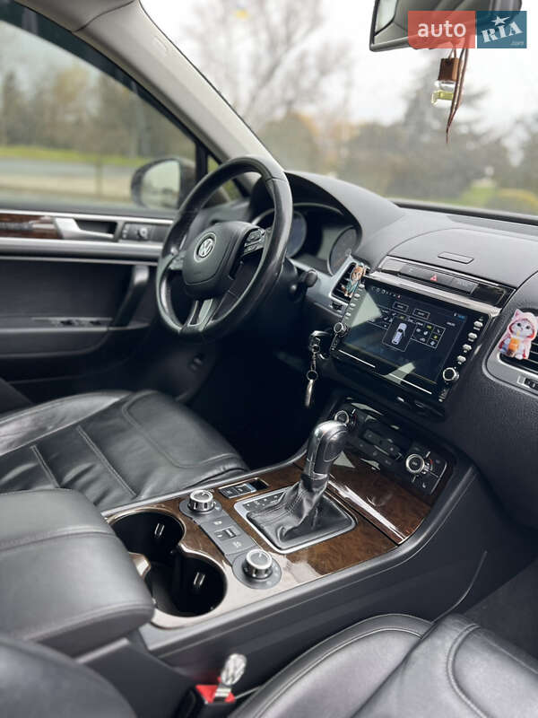 Внедорожник / Кроссовер Volkswagen Touareg 2012 в Измаиле