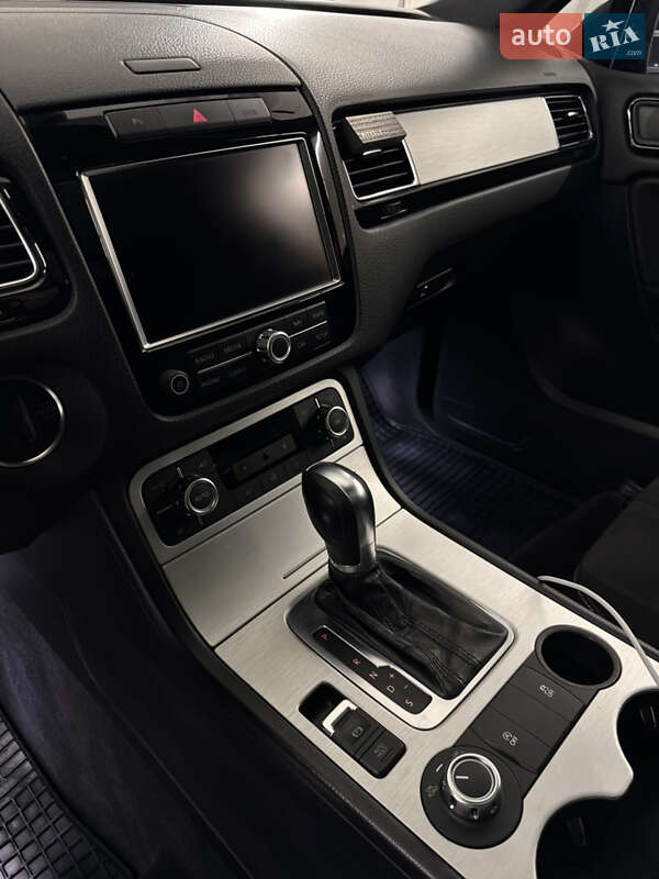 Внедорожник / Кроссовер Volkswagen Touareg 2011 в Хмельницком