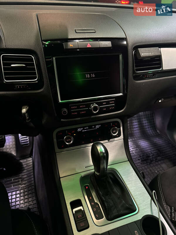 Внедорожник / Кроссовер Volkswagen Touareg 2011 в Хмельницком