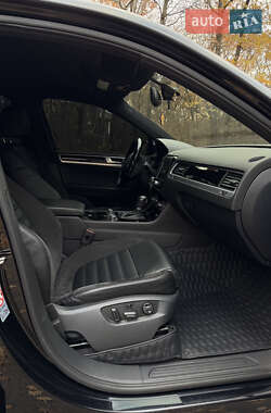 Внедорожник / Кроссовер Volkswagen Touareg 2012 в Днепре