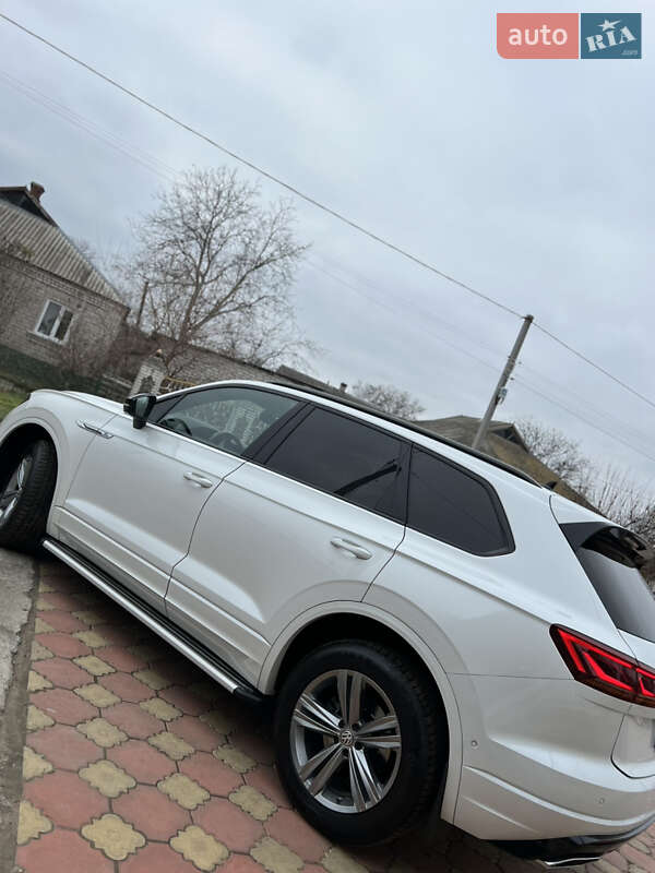 Позашляховик / Кросовер Volkswagen Touareg 2019 в Первомайську