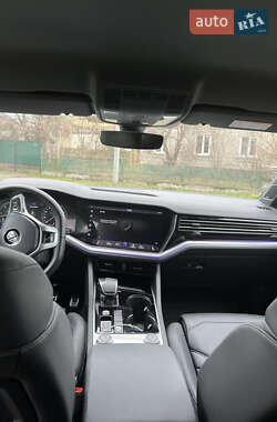 Внедорожник / Кроссовер Volkswagen Touareg 2019 в 