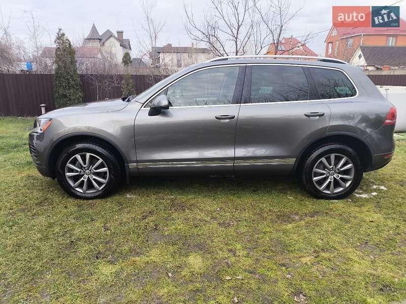 Внедорожник / Кроссовер Volkswagen Touareg 2013 в Киеве