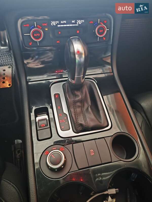 Внедорожник / Кроссовер Volkswagen Touareg 2013 в Киеве