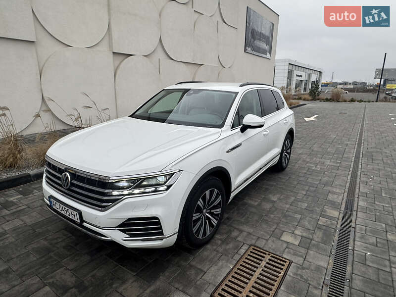 Внедорожник / Кроссовер Volkswagen Touareg 2018 в 