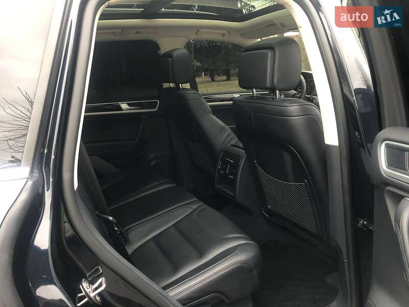 Внедорожник / Кроссовер Volkswagen Touareg 2016 в Ровно