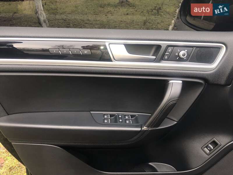 Внедорожник / Кроссовер Volkswagen Touareg 2016 в Ровно