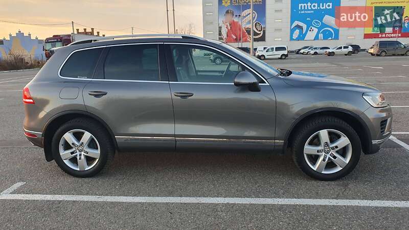 Внедорожник / Кроссовер Volkswagen Touareg 2015 в Черновцах