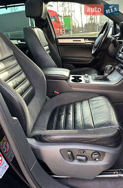 Внедорожник / Кроссовер Volkswagen Touareg 2011 в 