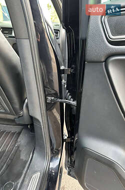 Внедорожник / Кроссовер Volkswagen Touareg 2011 в 