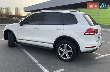 Внедорожник / Кроссовер Volkswagen Touareg 2012 в Киеве