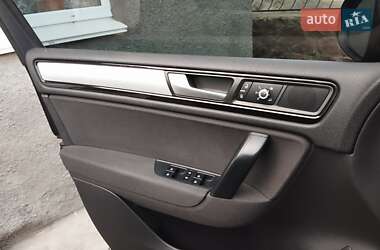 Позашляховик / Кросовер Volkswagen Touareg 2013 в 