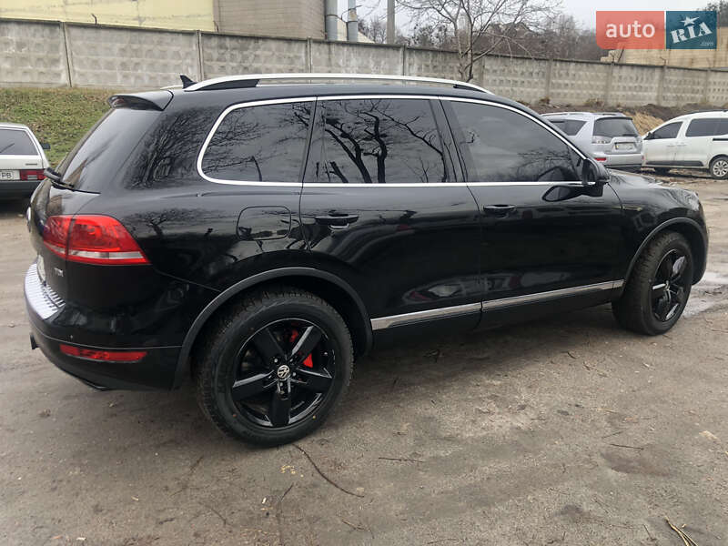 Позашляховик / Кросовер Volkswagen Touareg 2011 в Києві