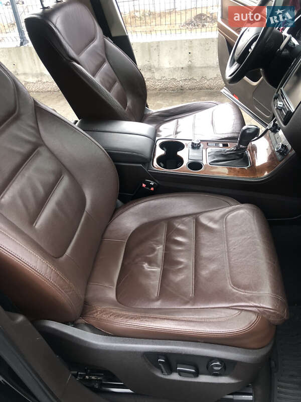 Позашляховик / Кросовер Volkswagen Touareg 2011 в Києві