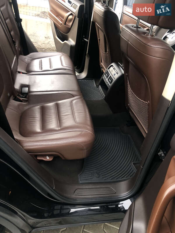 Позашляховик / Кросовер Volkswagen Touareg 2011 в Києві