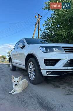 Внедорожник / Кроссовер Volkswagen Touareg 2015 в Полтаве