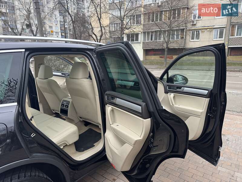 Позашляховик / Кросовер Volkswagen Touareg 2015 в Києві