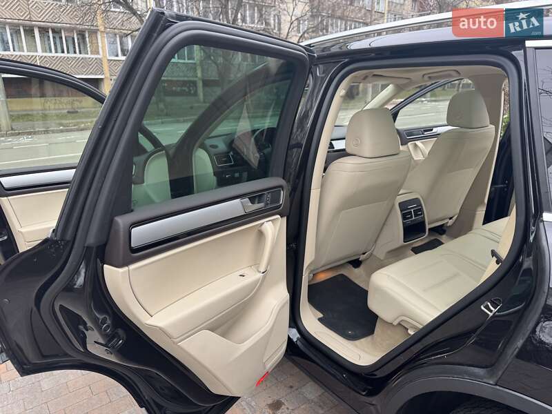 Позашляховик / Кросовер Volkswagen Touareg 2015 в Києві