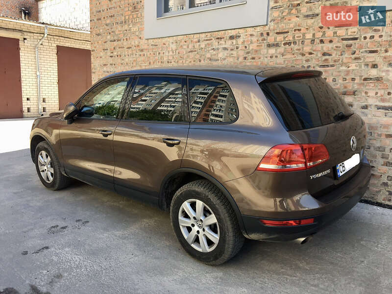 Позашляховик / Кросовер Volkswagen Touareg 2012 в 