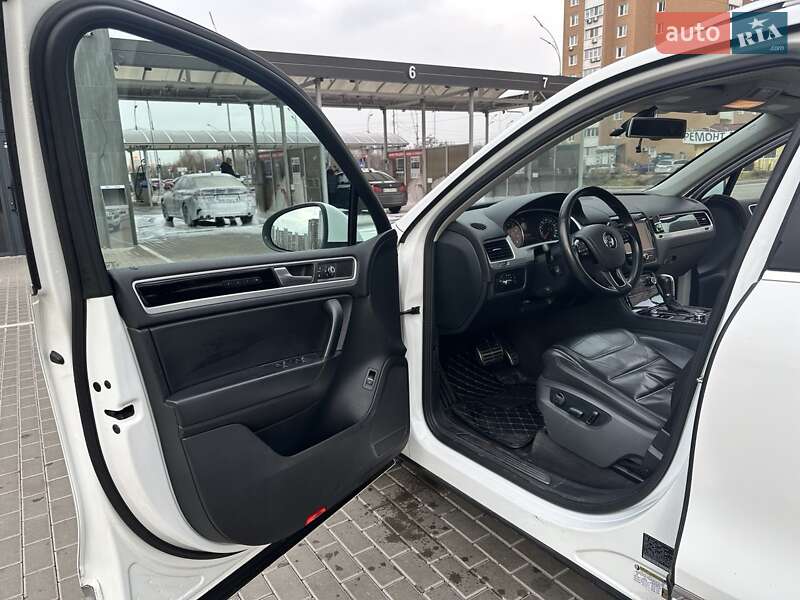 Позашляховик / Кросовер Volkswagen Touareg 2012 в Києві