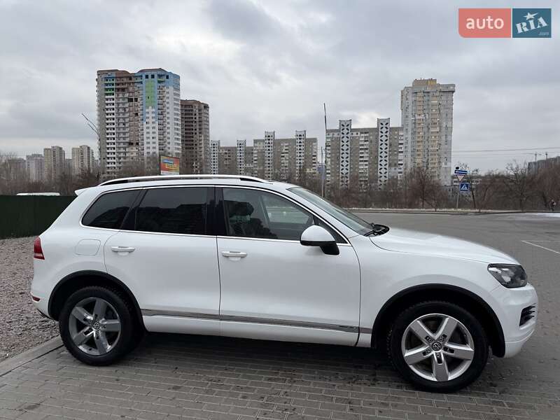 Позашляховик / Кросовер Volkswagen Touareg 2012 в Києві