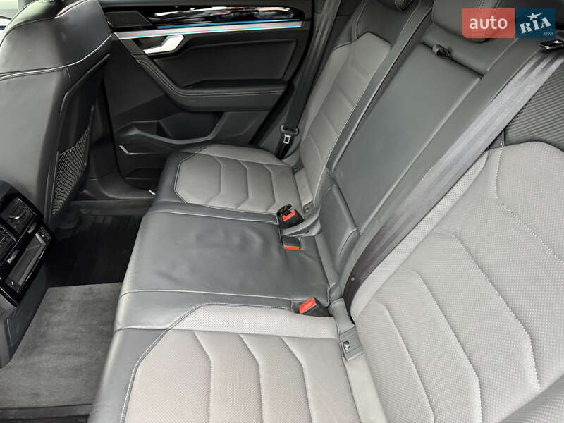 Внедорожник / Кроссовер Volkswagen Touareg 2019 в Александрие