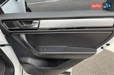 Внедорожник / Кроссовер Volkswagen Touareg 2014 в 