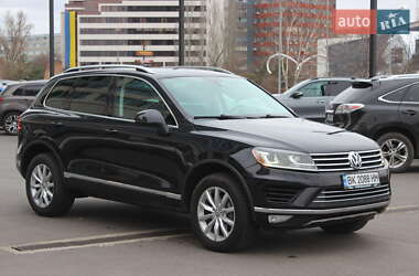 Внедорожник / Кроссовер Volkswagen Touareg 2015 в 