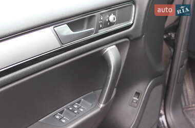 Внедорожник / Кроссовер Volkswagen Touareg 2015 в 