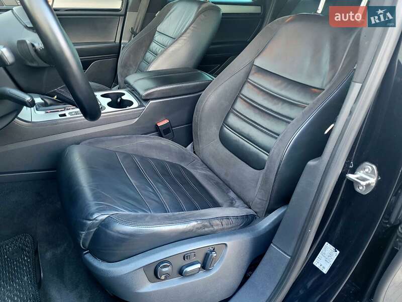 Внедорожник / Кроссовер Volkswagen Touareg 2013 в Хмельницком