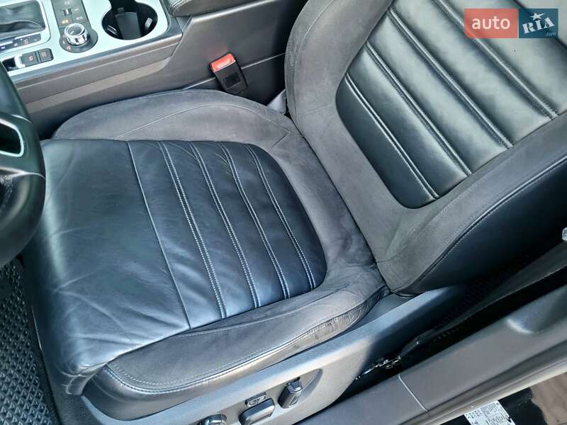 Внедорожник / Кроссовер Volkswagen Touareg 2013 в Хмельницком