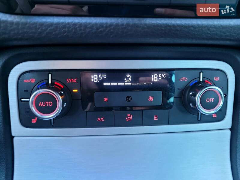 Внедорожник / Кроссовер Volkswagen Touareg 2013 в Хмельницком