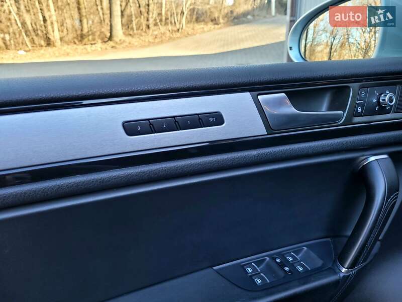 Внедорожник / Кроссовер Volkswagen Touareg 2013 в Хмельницком